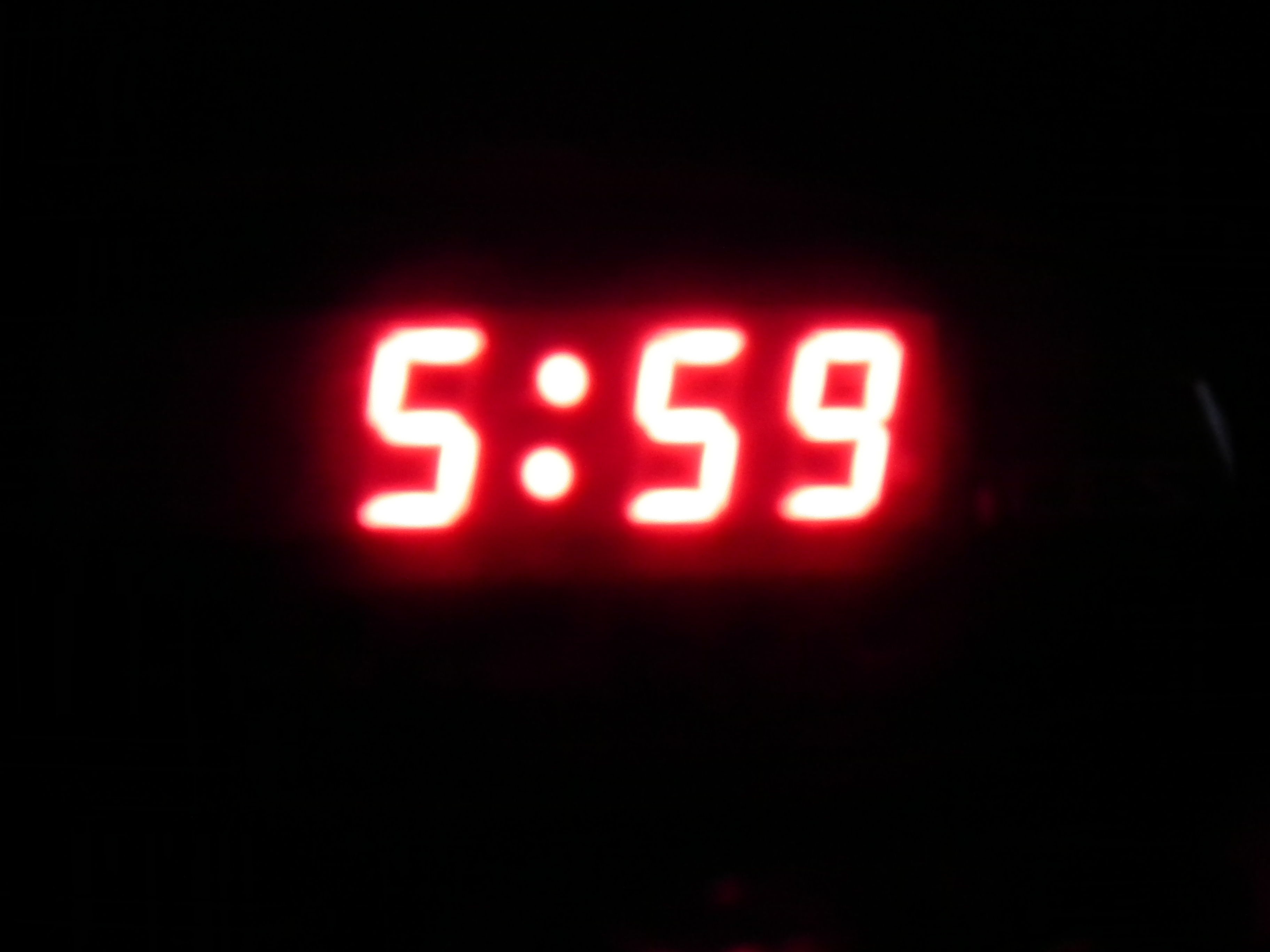 Wekker 5:59 tijd voor liften